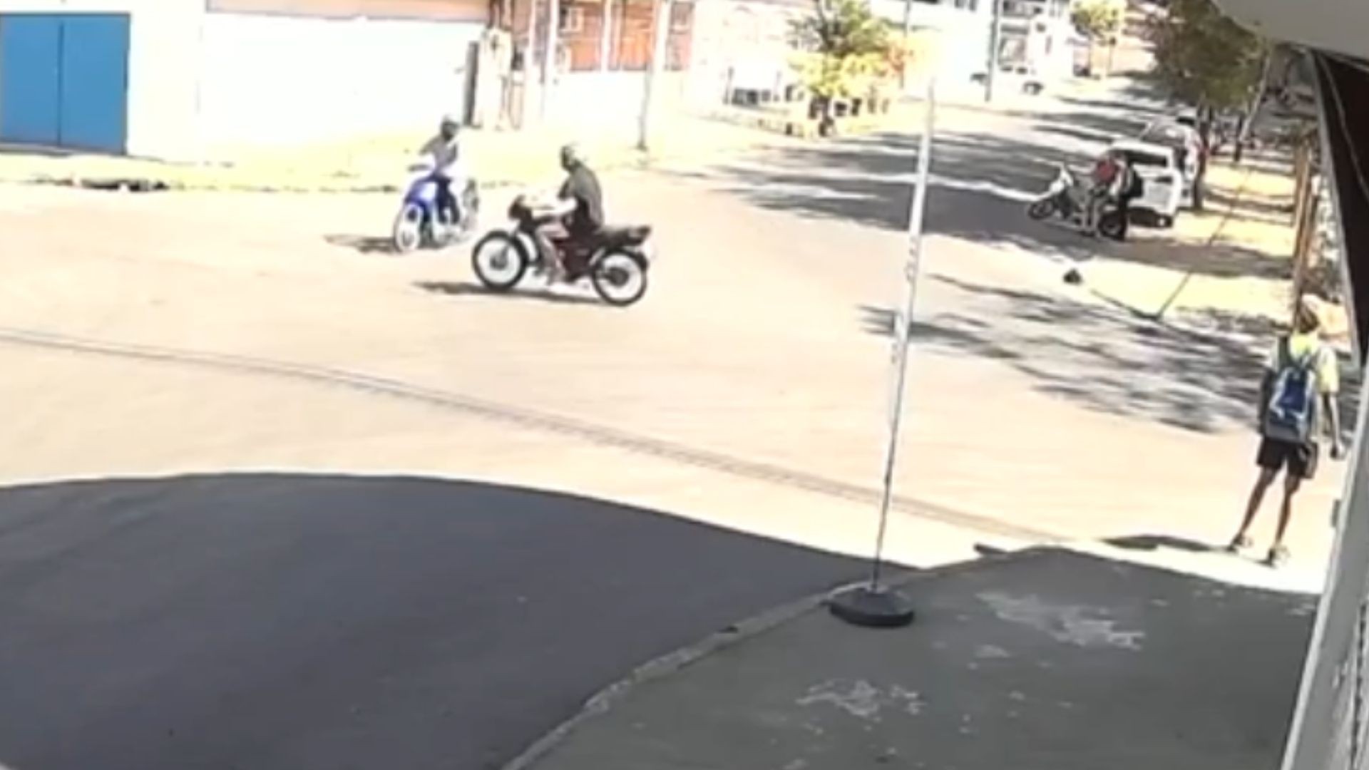 Adolescente pega moto escondido do pai e se envolve em acidente em Cachoeiro