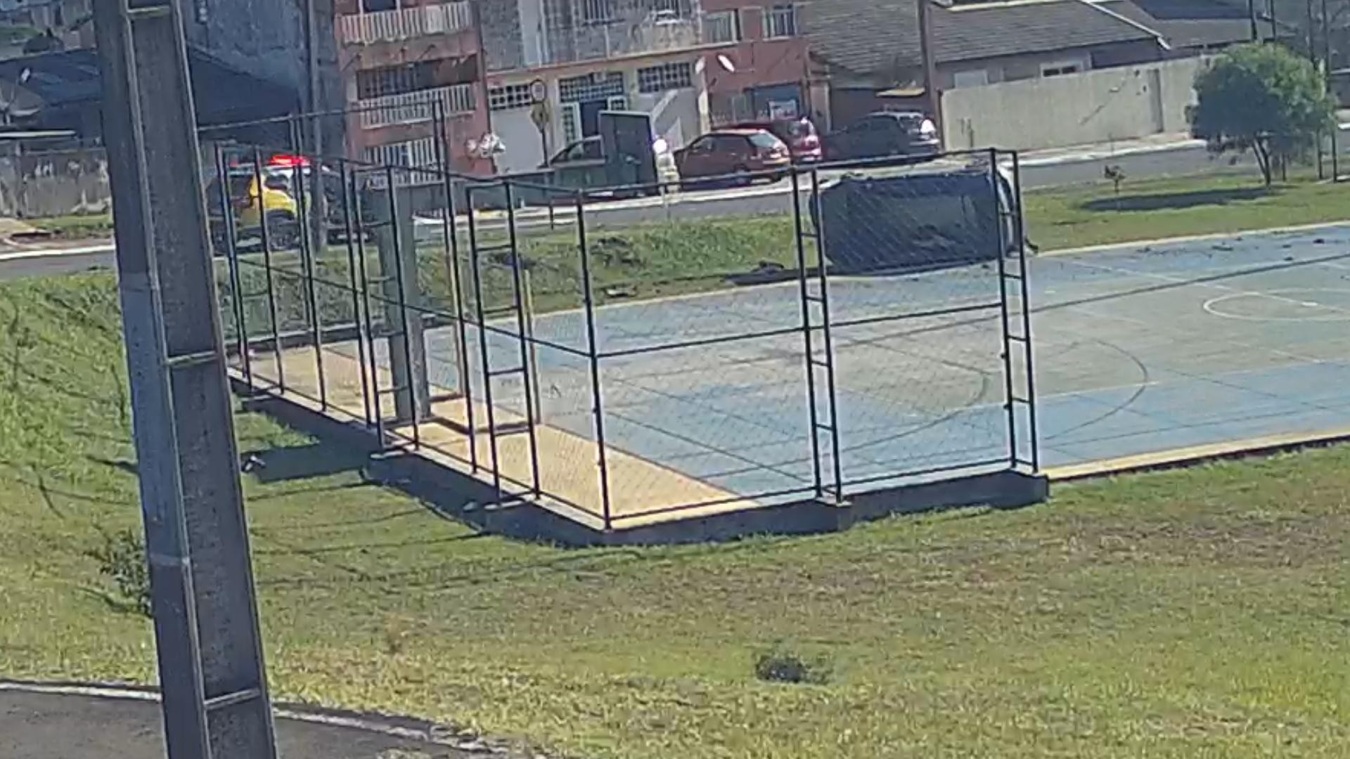 VÍDEO: Suspeito de aplicar golpe da falsa venda de terreno capota carro ao fugir de abordagem da polícia no PR