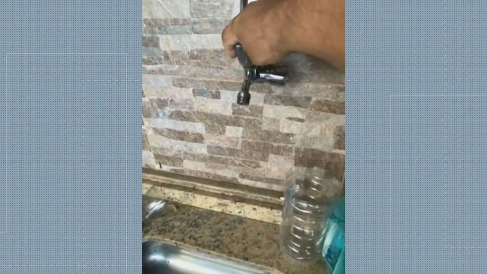 Moradores do Grande Rio têm torneiras secas em dia de calor por conta de manutenção no sistema Guandu — Foto: Reprodução/ TV Globo