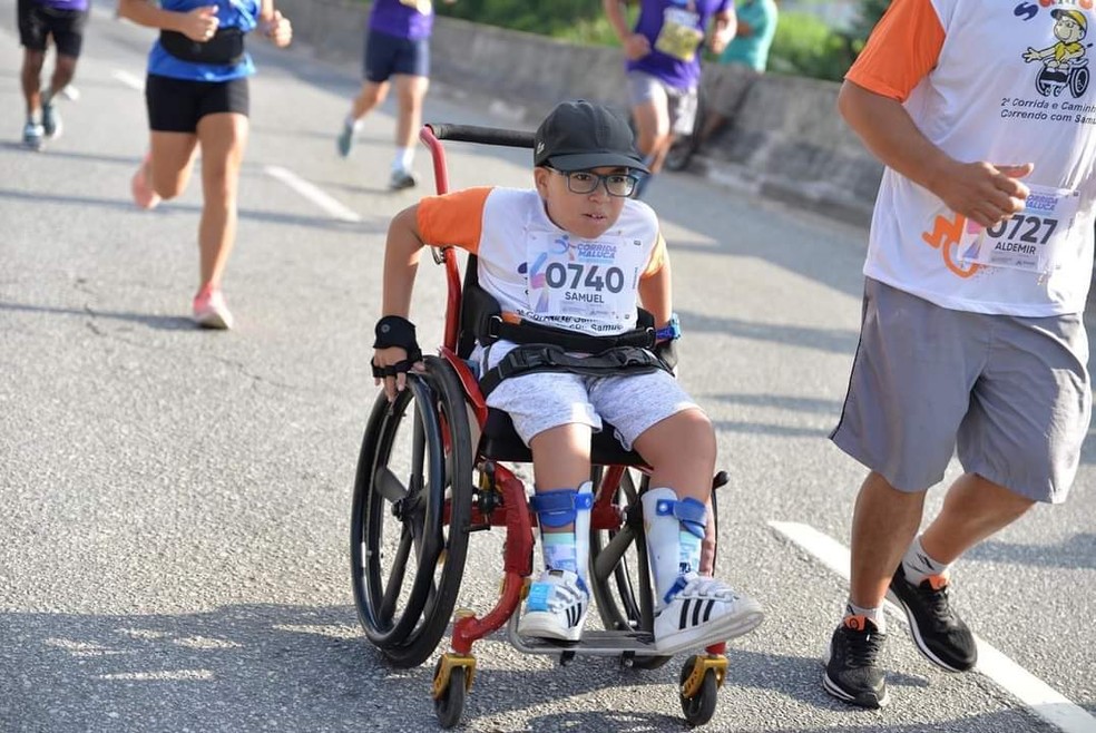 Samuel Nascimento Valentim, 11 anos, se apaixonou por corrida de rua — Foto: Arquivo Pessoal/Aldemir Santos