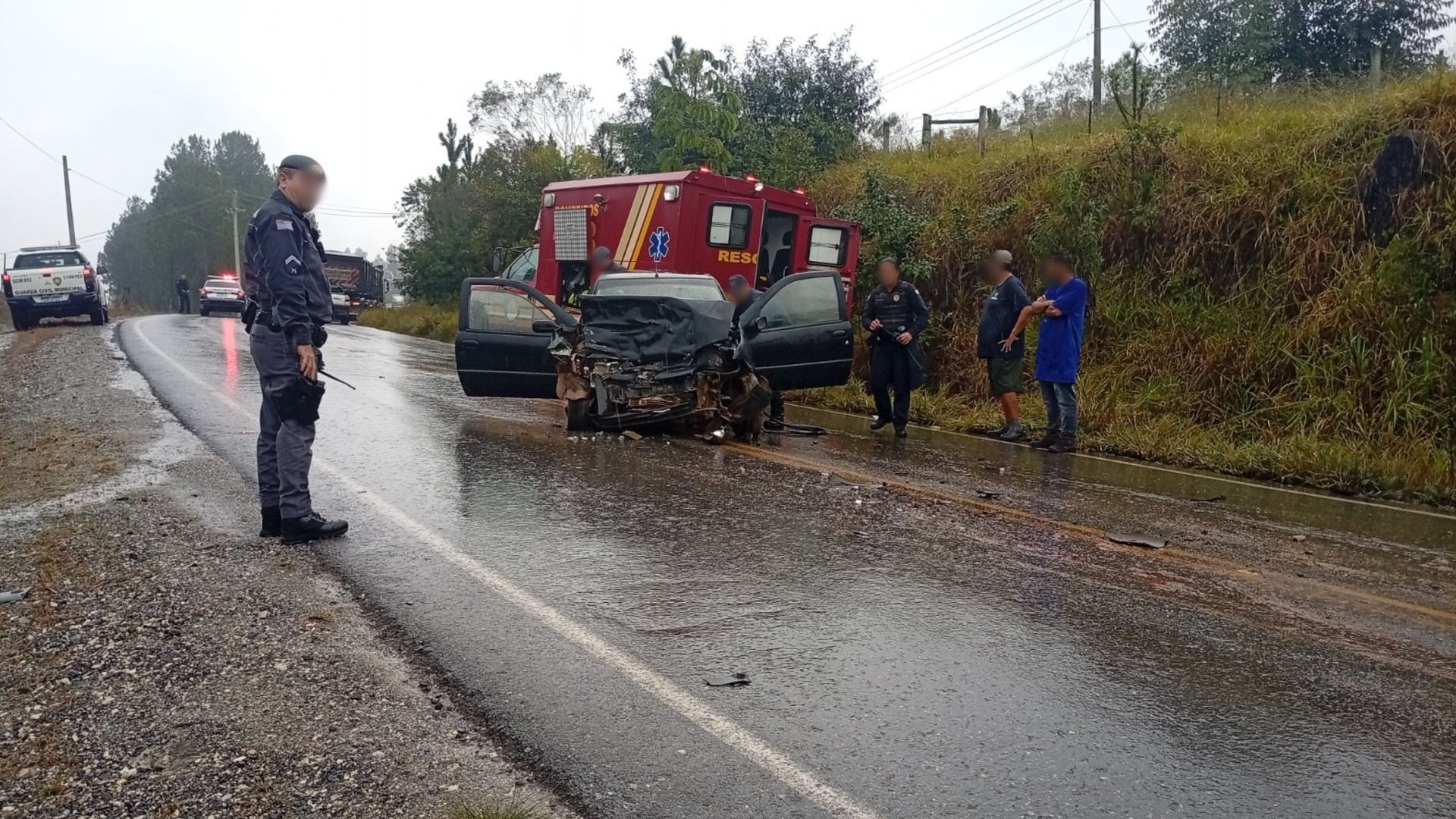 Duas pessoas são socorridas após colisão entre carro e carreta em estrada vicinal de Itapeva