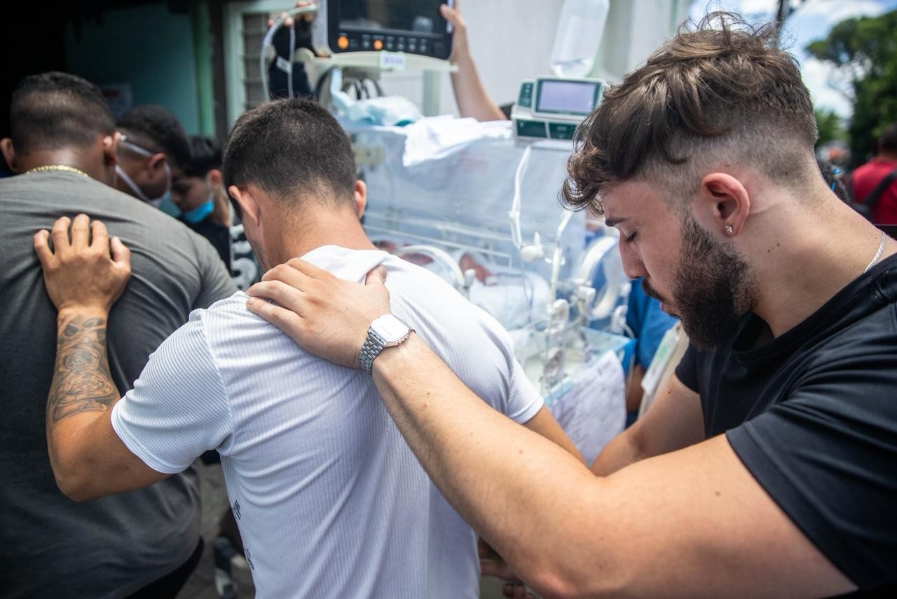 Mães e bebês são resgatados após incêndio em hospital de Fortaleza. — Foto: Ismael Soares/ Sistema Verdes Mares (SVM)