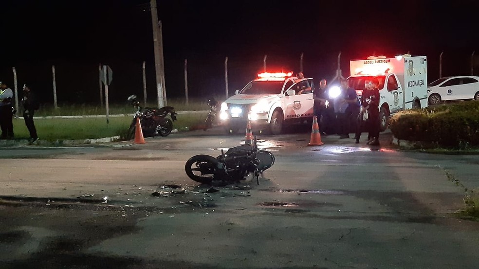 Moto caída após acidente na Rota do Sol, na Grande Natal — Foto: Sérgio Henrique Santos/Inter TV Cabugi