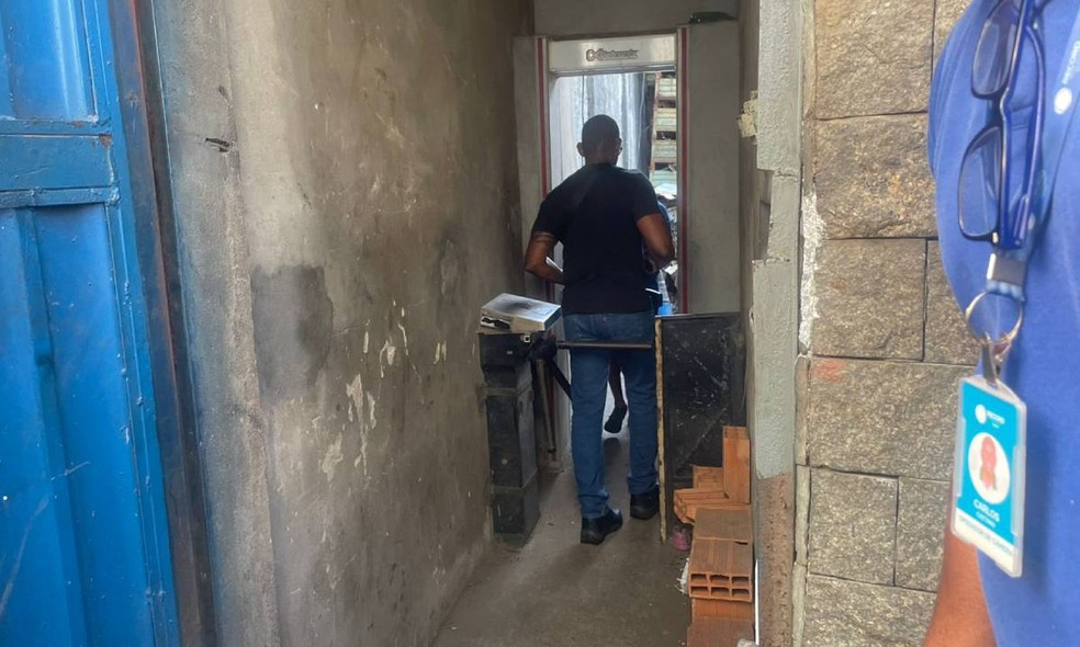 Policiais e bombeiros entraram em ferro-velho onde jovens desaparecidos em Salvador — Foto: Foto: Alexandre Falcão