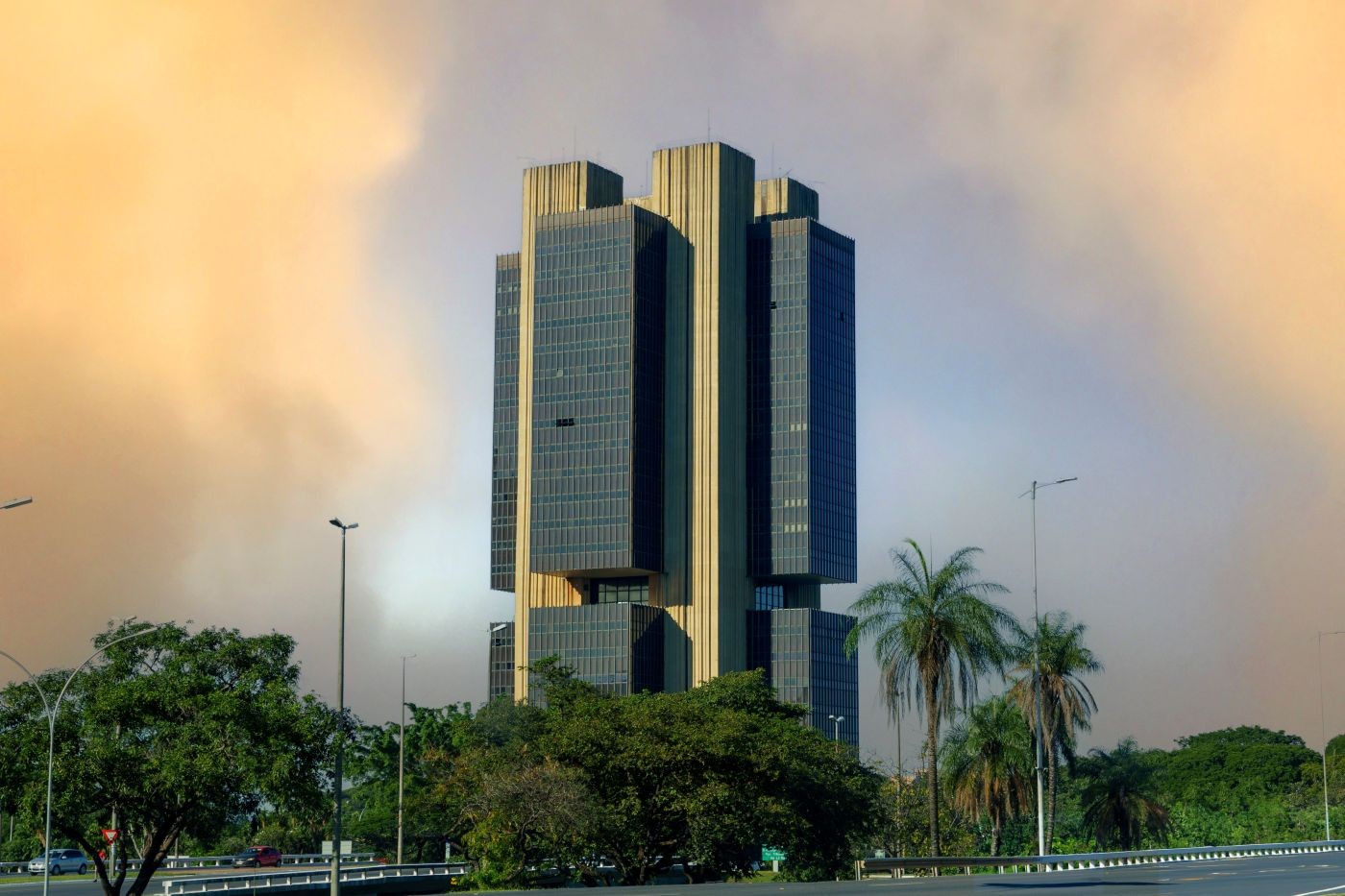 Dívida pública sobe 10 pontos do PIB na parcial do governo L