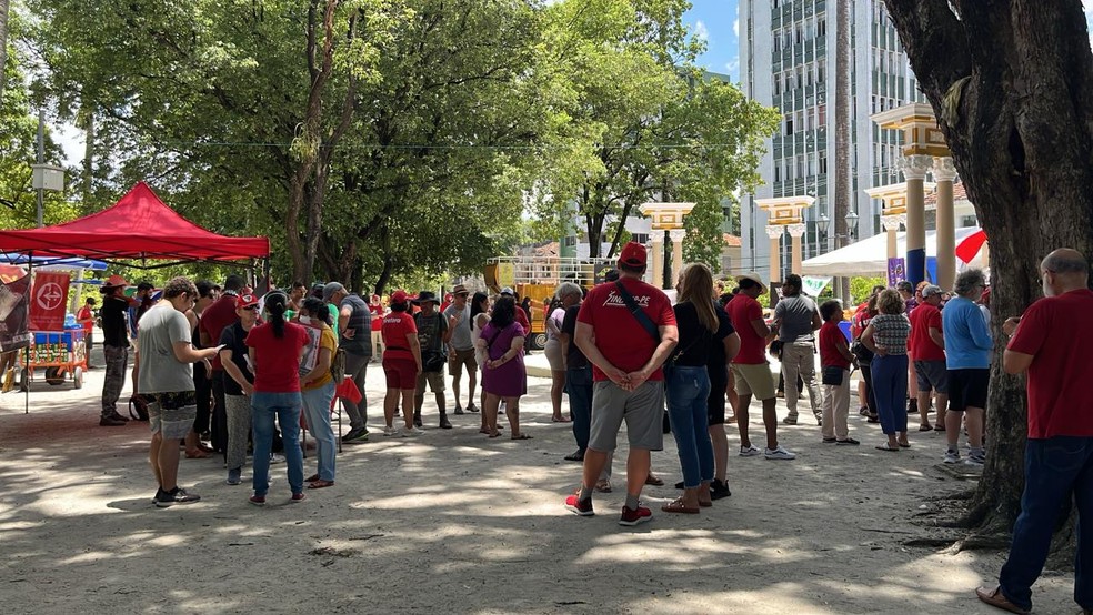 Manifestantes se concentraram na Praça do Derby, no Recife, ato cultural em defesa da democracia — Foto: Iris Costa/g1