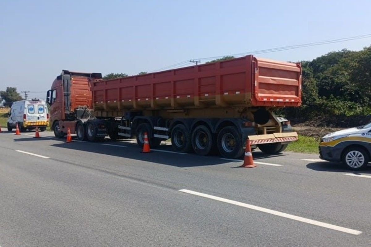 Homem morre após ser atropelado por carreta e arremessado na rodovia Pe. Manoel da Nóbrega, SP