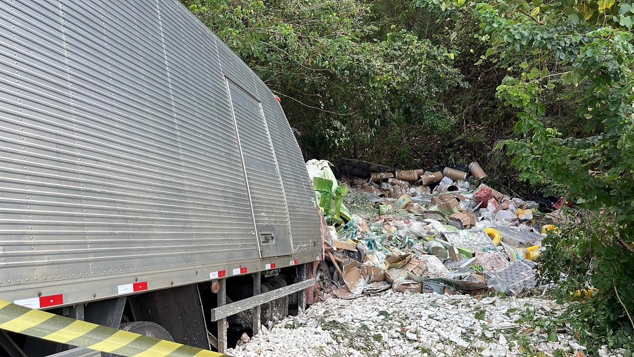 Caminhão carregado com material de construção tomba e uma pessoa fica presa às ferragens, na Paraíba