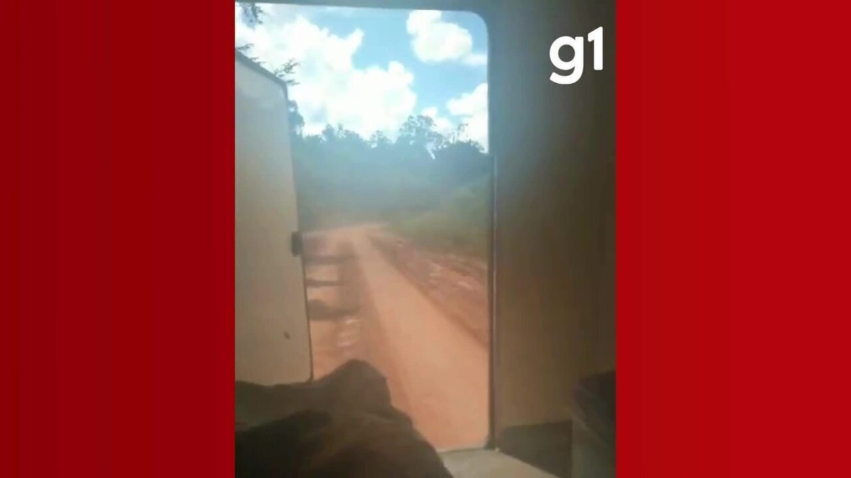 Paciente grava vídeo em ambulância com portas abertas durante transporte entre cidades em MT 
