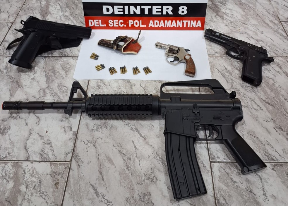 Homem, de 31 anos, é preso por posse ilegal de arma de fogo, em Adamantina (SP) — Foto: Polícia Civil