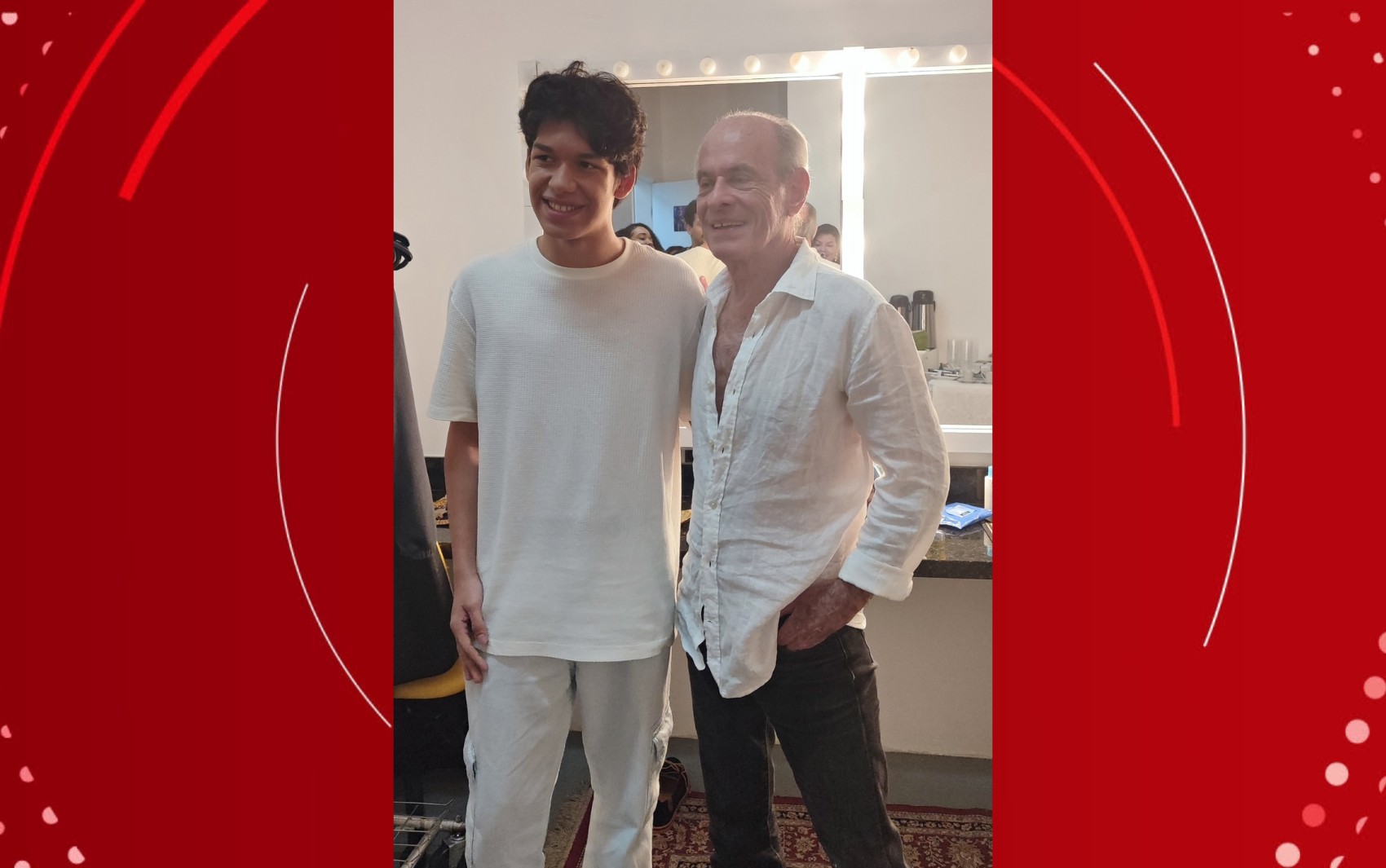 Aluno que viralizou ao performar Ney Matogrosso encontra artista em show realizado em Salvador: 'Honra'