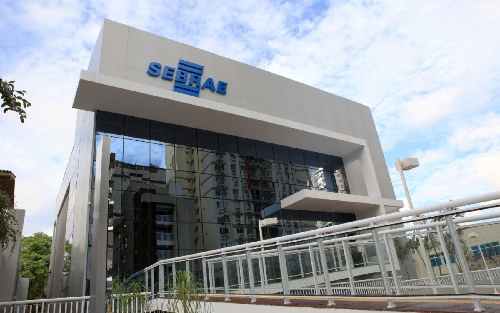 Sebrae Goiás abre vagas com salários de R$ 8,8 mil em sete cidades; veja quais