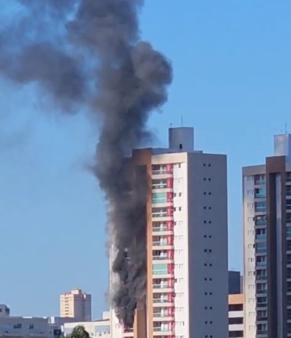 Apartamento do 7º andar de edifício pega fogo e mobiliza Corpo de Bombeiros em Presidente Prudente