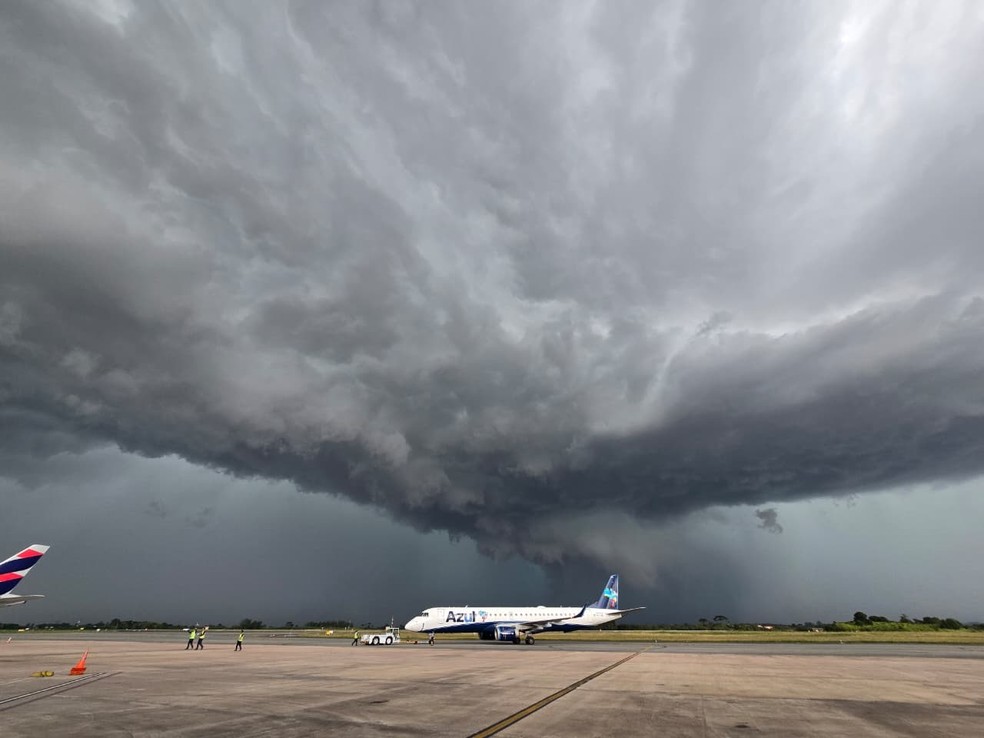 Nuvem em formato de funil assusta moradores na Grande Curitiba — Foto: Damaris Leimann Martins