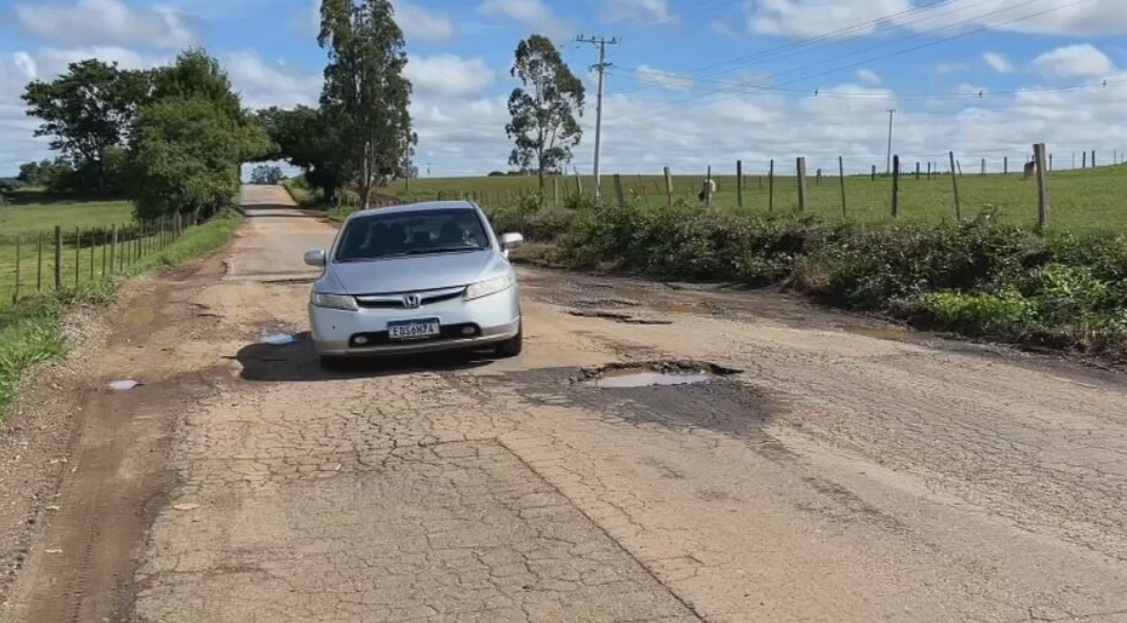 Motoristas fazem zigue-zague para desviar de buracos em estrada vicinal que liga Angatuba a Guareí