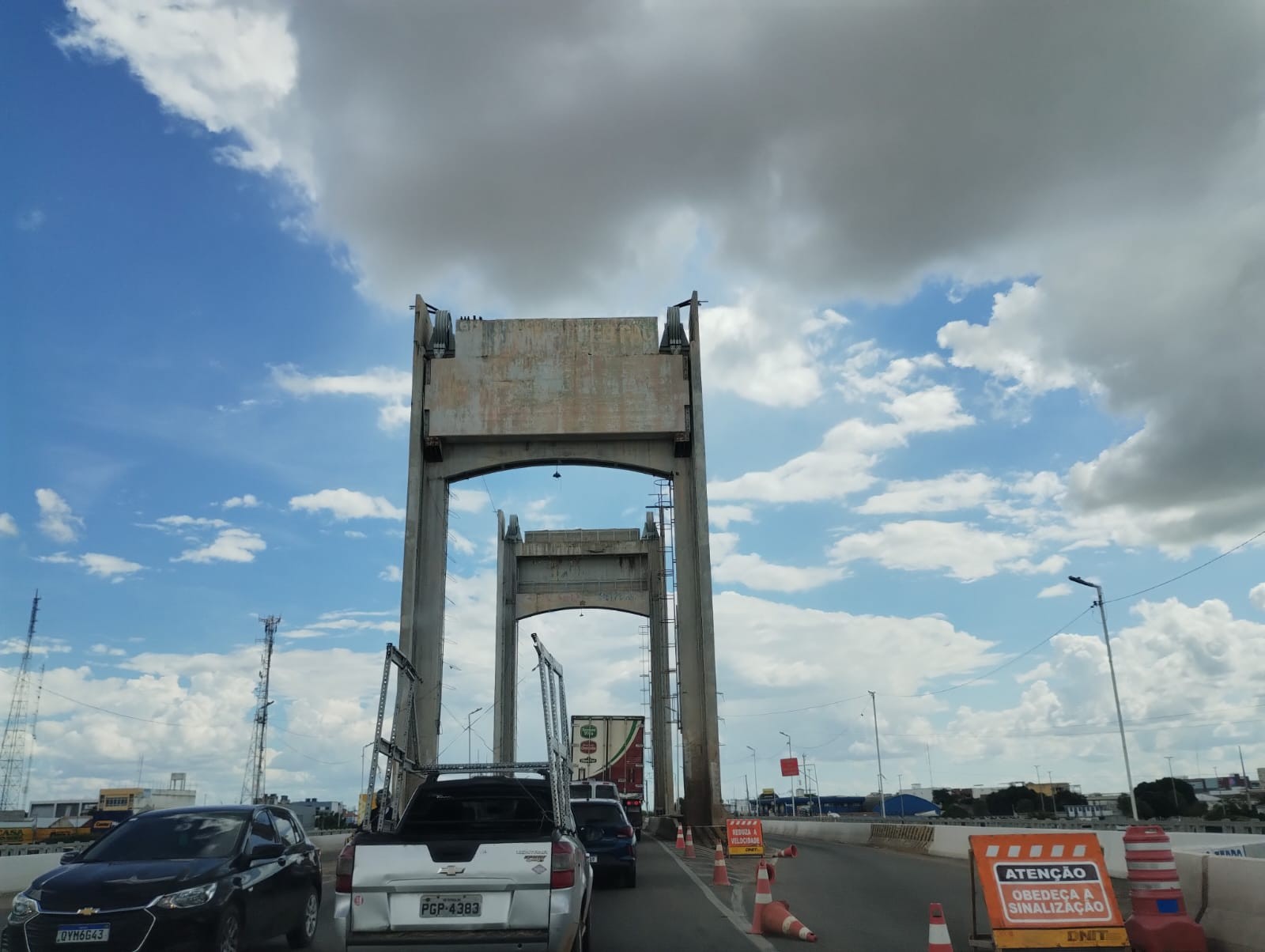 Terceiro dia de interdição na rampa de descida da Ponte Presidente Dutra, sentido Petrolina-Juazeiro, tem trânsito lento