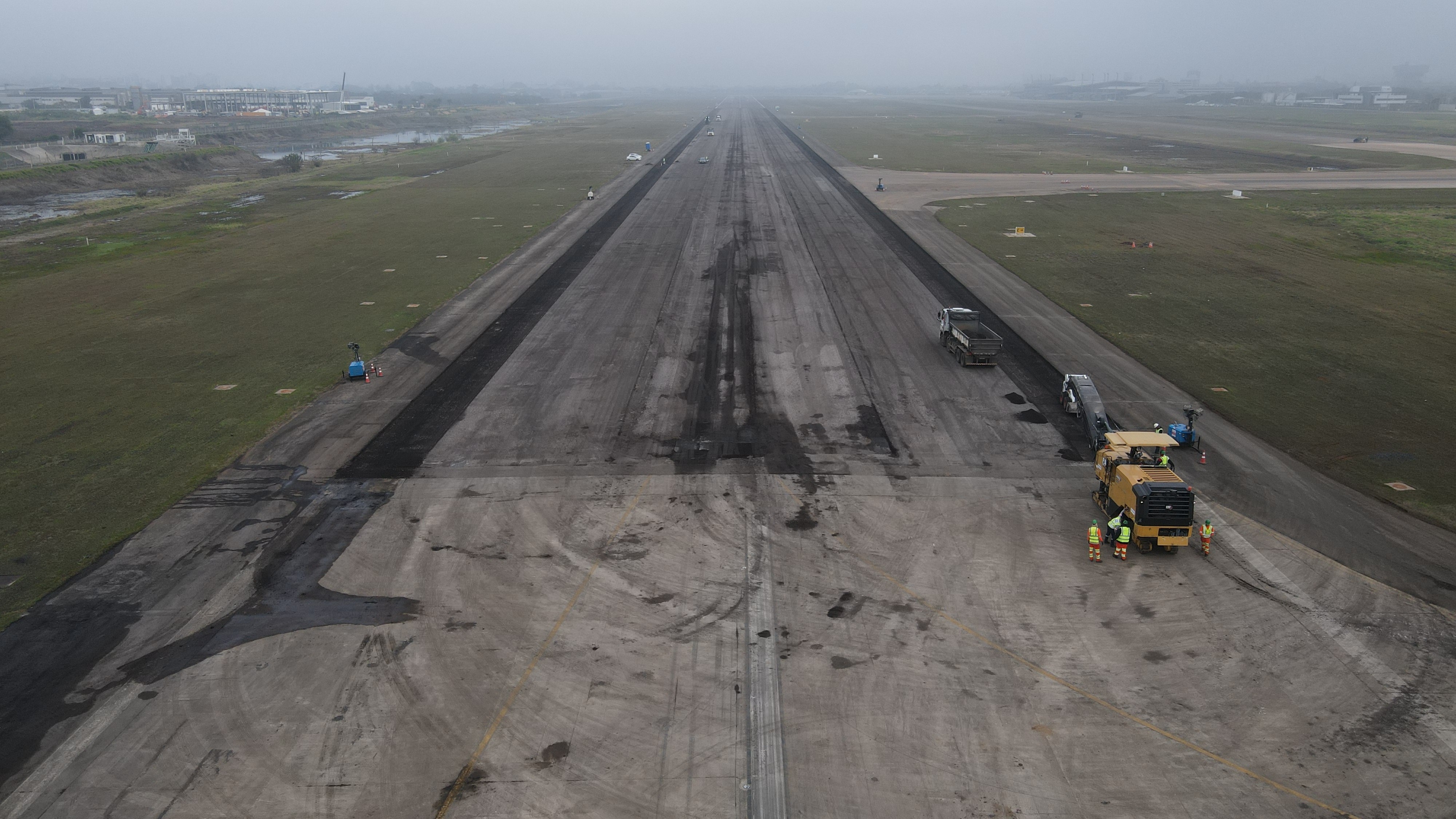 Veja imagens da recuperação da pista do Aeroporto Salgado Filho após enchente