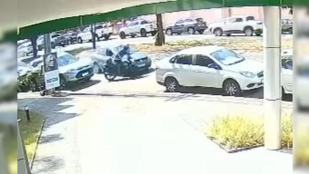 Acidente moto Avenida de Marcos de Freitas Costa Uberlândia — Foto: Redes Sociais/Reprodução