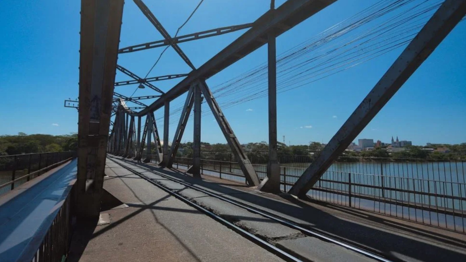 Ponte Metálica, entre Teresina (PI) e Timon (MA), é liberada após atraso na conclusão de reparos