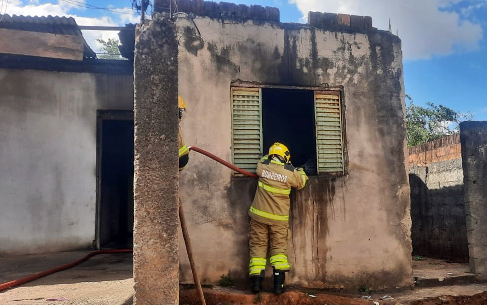 Incêndios registrados em duas residências em Varginha teriam sido motivados por briga de ex-casal