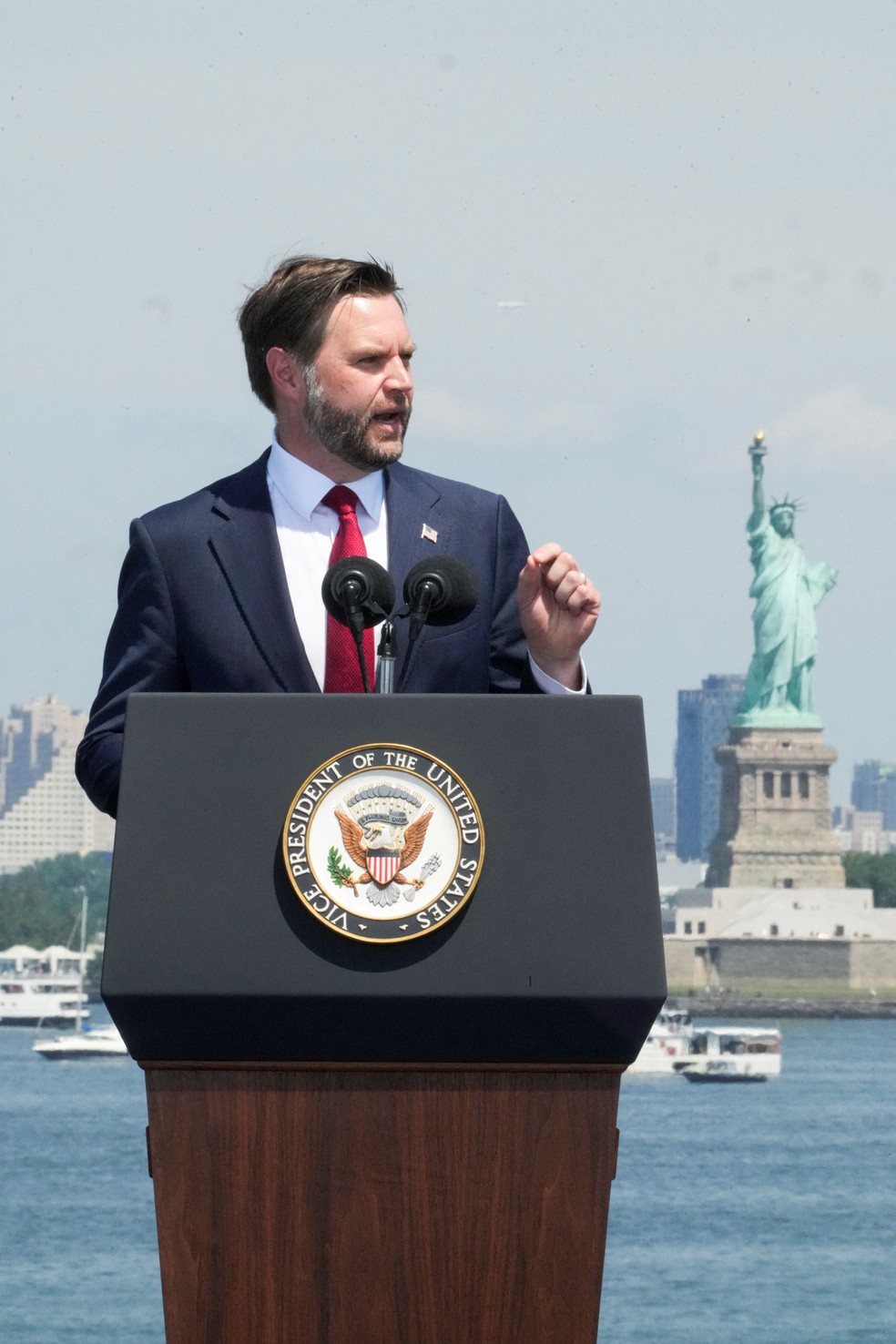 JD Vance participa das comemorações pelos 250 anos da independência dos Estados Unidos em Nova York. — Foto: Reuters