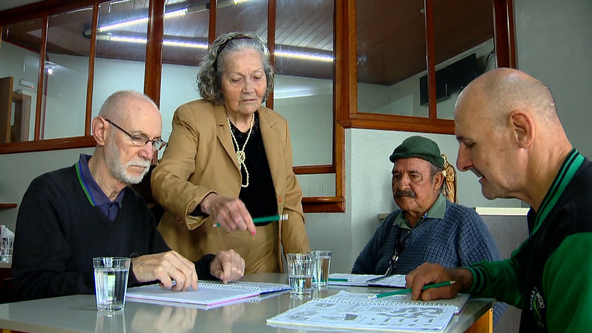 Professora de 81 anos volta a dar aulas e ajuda colegas de casa de repouso a retomar os estudos