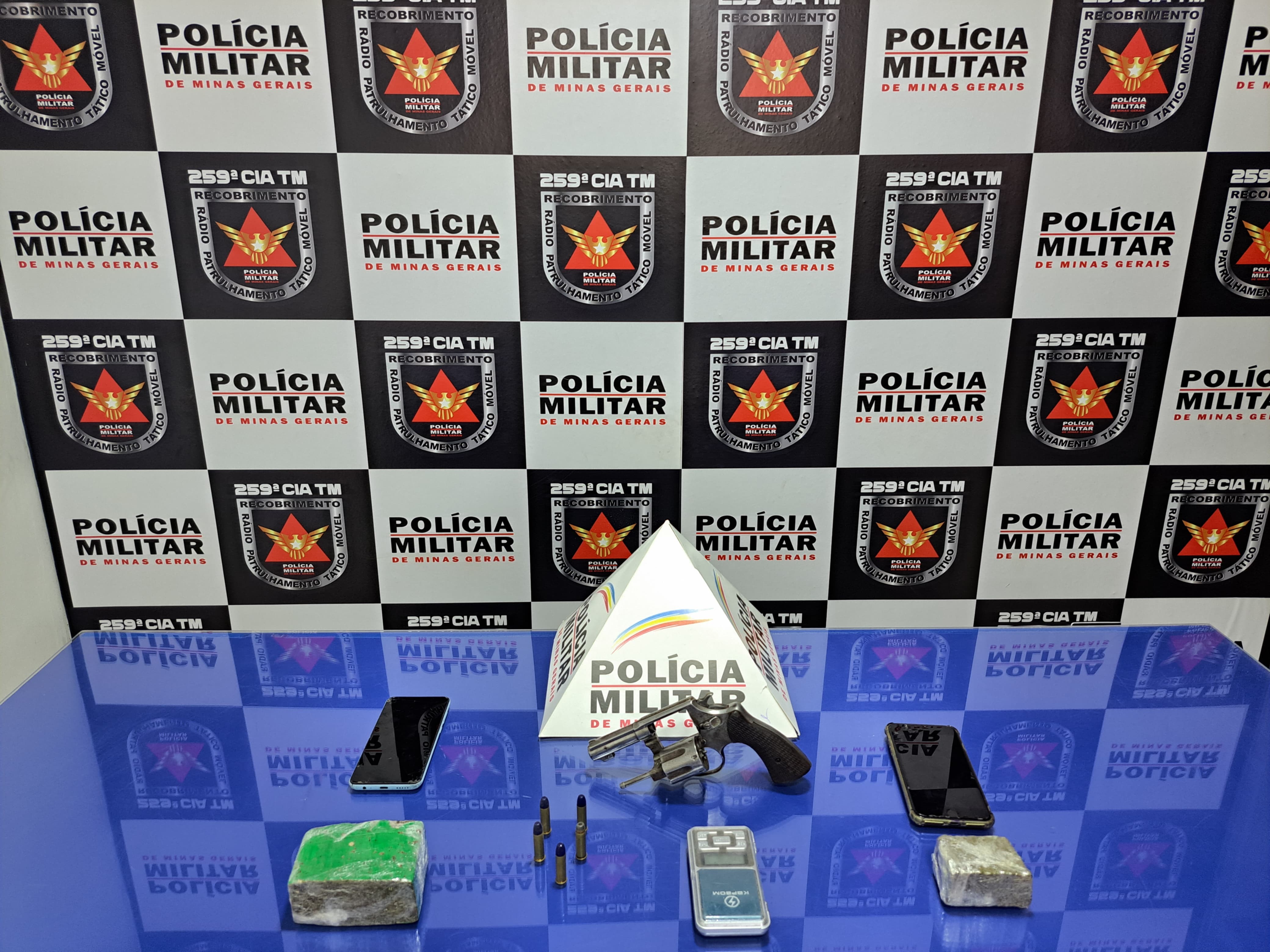 PM encontra revólver escondido em caixa de sapato e barras de maconha enterradas no quintal de casa, em Pirapora