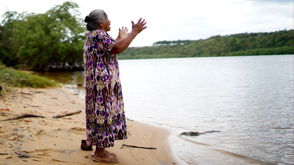 Indígena faz reza para abençoar o Rio Piraquâ- Açu que fica às margens da aldeia onde vive em Aracruz — Foto: Ricardo Medeiros/Rede Gazeta