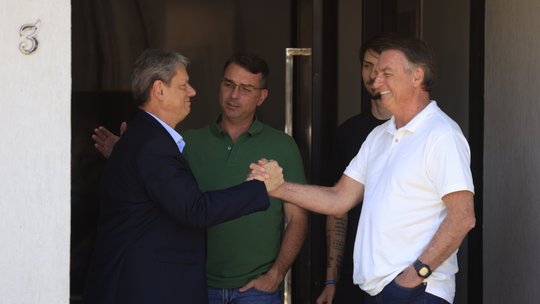 Tarcísio visitou Bolsonaro no horário da posse de Fachin por decisão de Moraes, diz defesa - A coincidência de datas provocou novas críticas ao governador de São Paulo, porque o gesto foi visto como mais uma afronta à corte. A decisão, contudo, segundo a defesa de Bolsonaro, foi do ministro de quem Tarcísio de Freitas já foi próximo e hoje ataca.