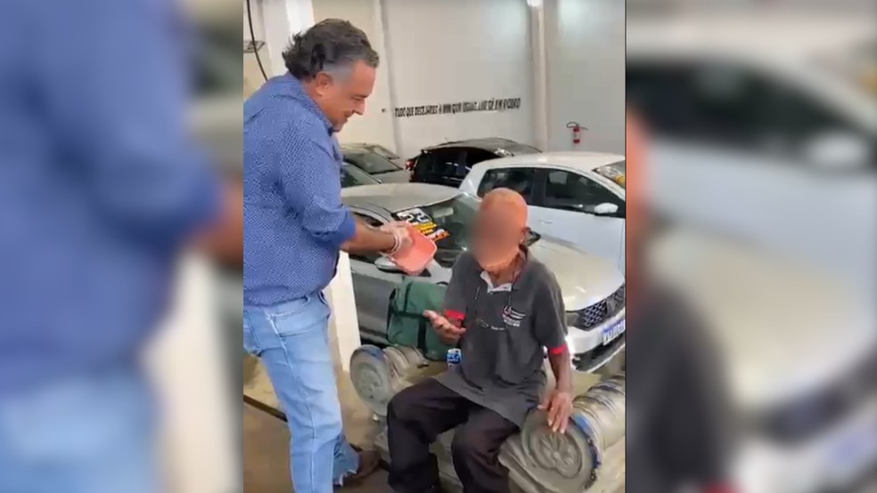 Idoso em situação de rua tem cabelos e barba tingidos de vermelho por empresário em troca de doações em Rio Preto (SP) — Foto: @RioPretoRegiao/Divulgação