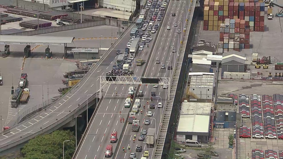Ponte Rio-Niterói é liberada após ficar fechada por mais de 1 hora — Foto: Reprodução/TV Globo