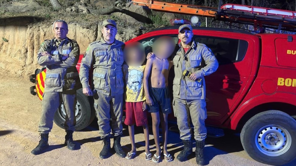 Irmãos de 10 e 13 anos, diagnosticados com autismo, foram entregues aos parentes após serem resgatados pelos bombeiros. — Foto: Corpo de Bombeiros/ Divulgação