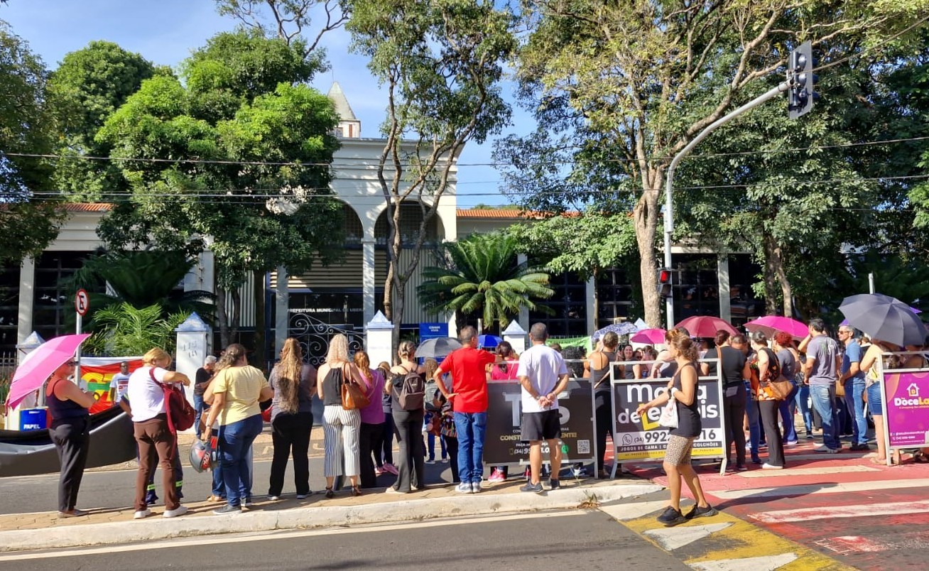 Servidores municipais de Uberaba suspendem greve e tentam negociação por meio da Justiça