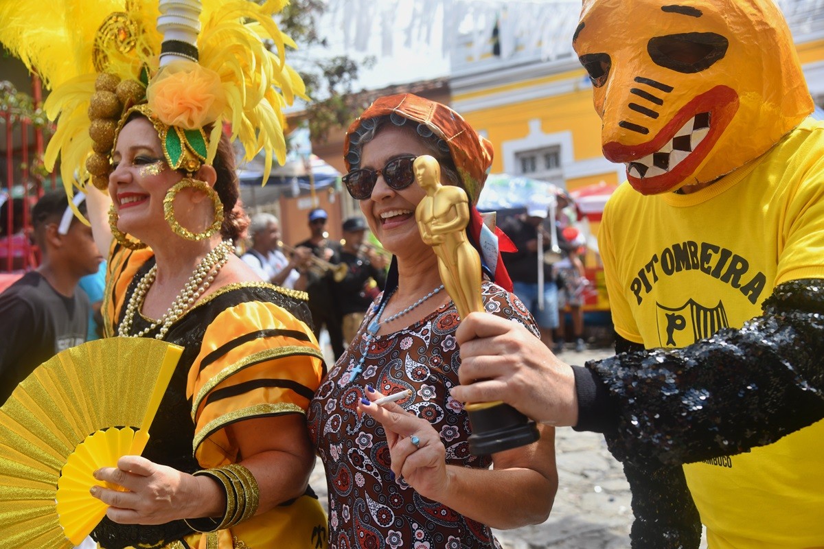 Carnaval de Olinda reúne papangus, maracatus, bonecos gigantes e até Perna Cabeluda nas ladeiras nesta terça; FOTOS 