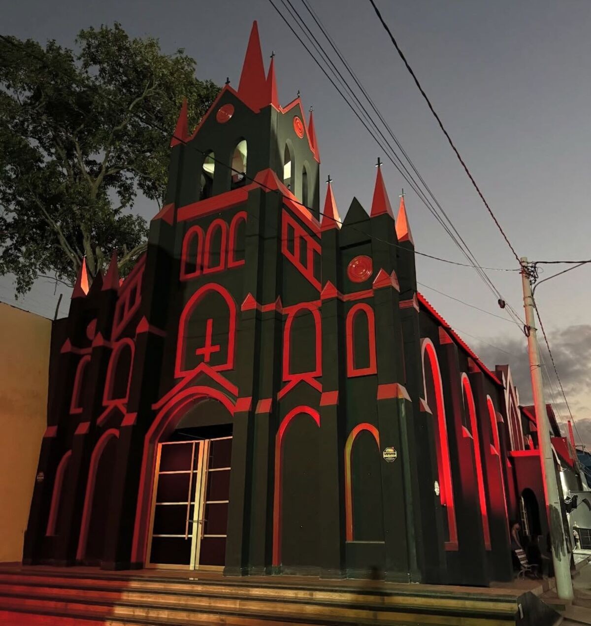 A igreja luciferiana que chama atenção com castelo e estátuas às margens de rodovia enquanto tenta obter alvará no RJ