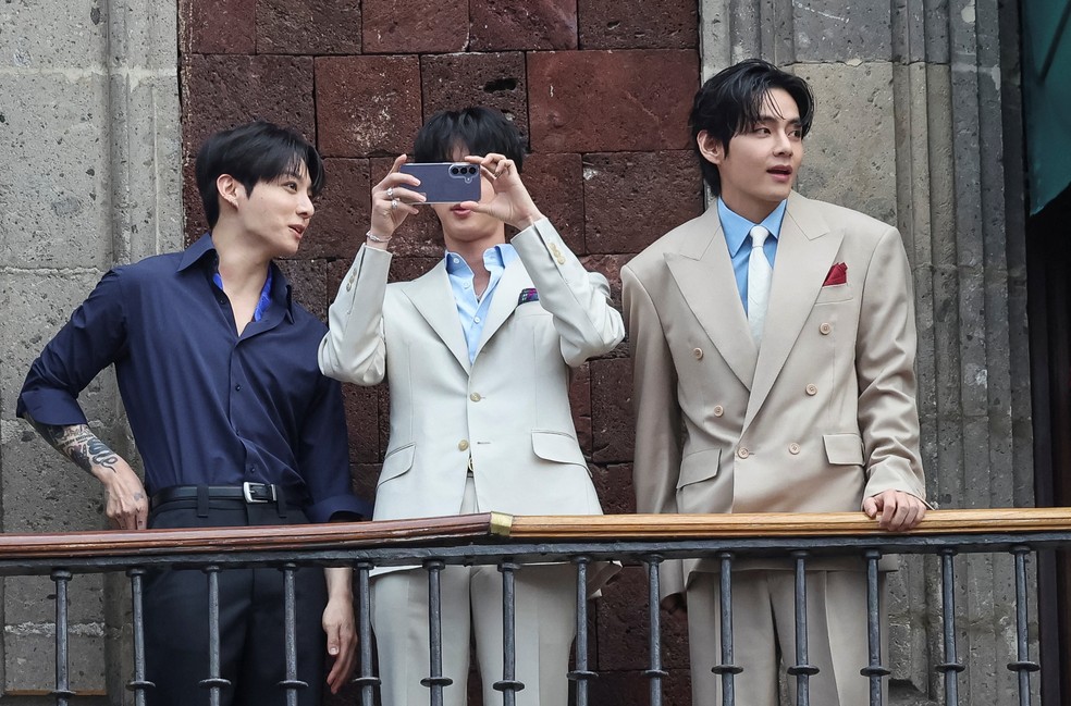 Integrantes do BTS posam na sacada do Palácio Nacional antes de uma série de shows na Cidade do México, México, em 6 de maio. — Foto: REUTERS/Luis Cortes