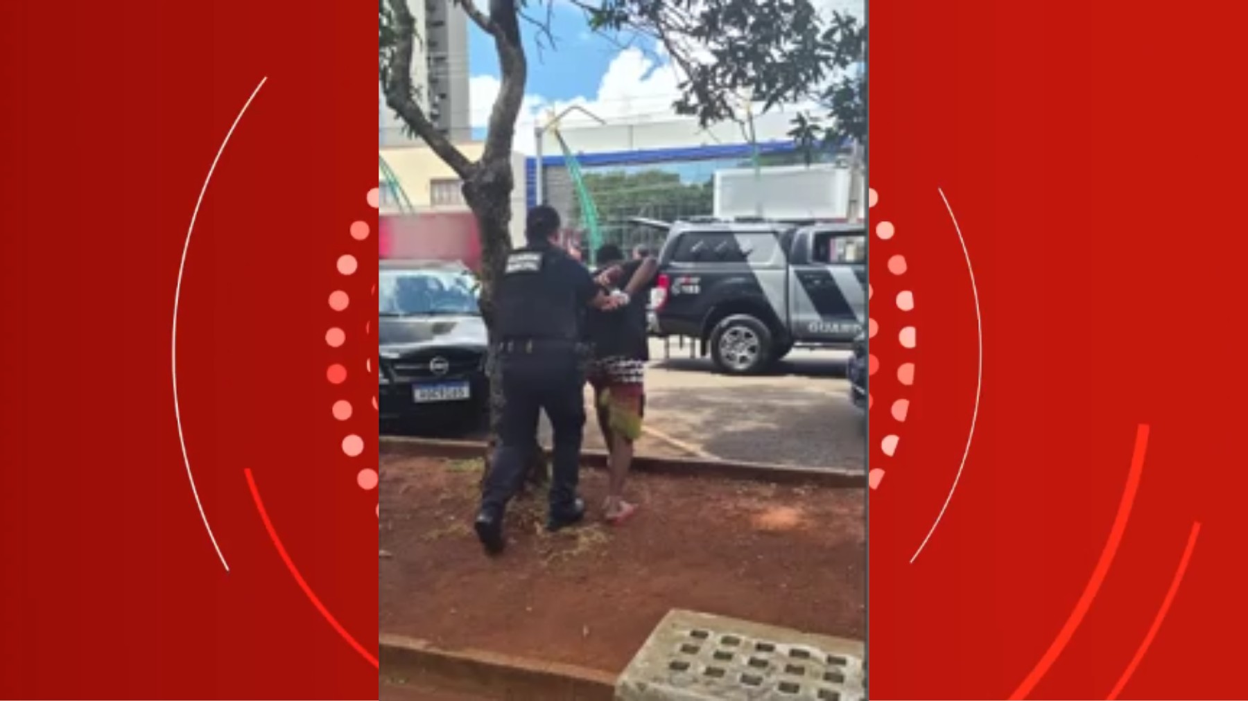 Homem é preso após tentar matar a esposa enforcada no meio da rua no Paraná