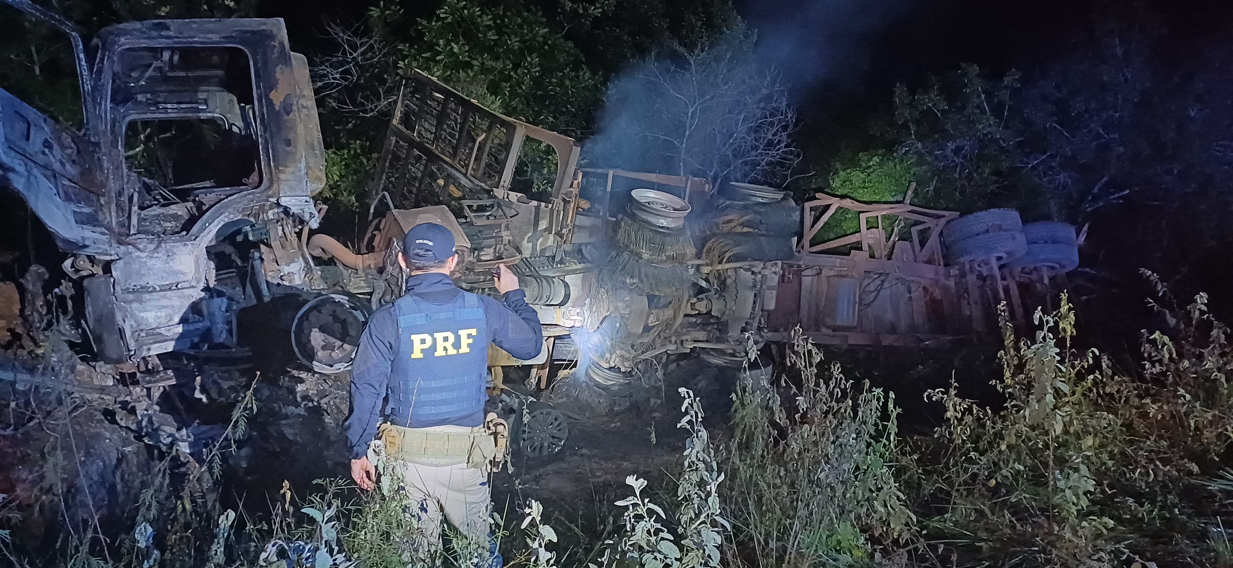 Idosa e filho estavam em carro que colidiu contra carreta e pegou fogo em rodovia do Amapá; VÍDEO
