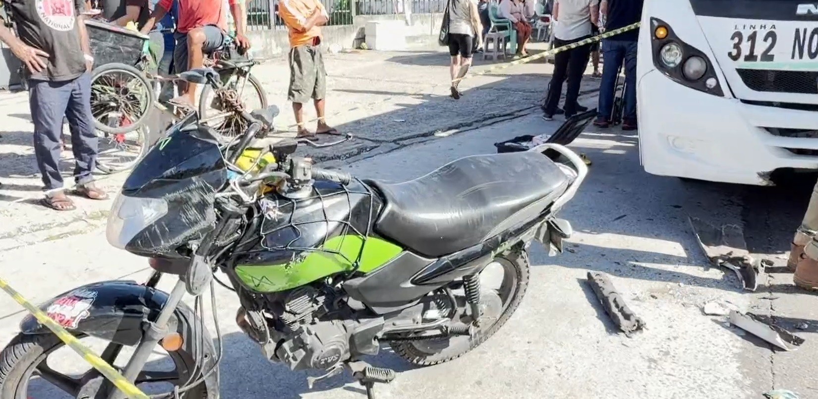 Motociclista por aplicativo morre após ser atingido por micro-ônibus e bater em dois carros em Natal