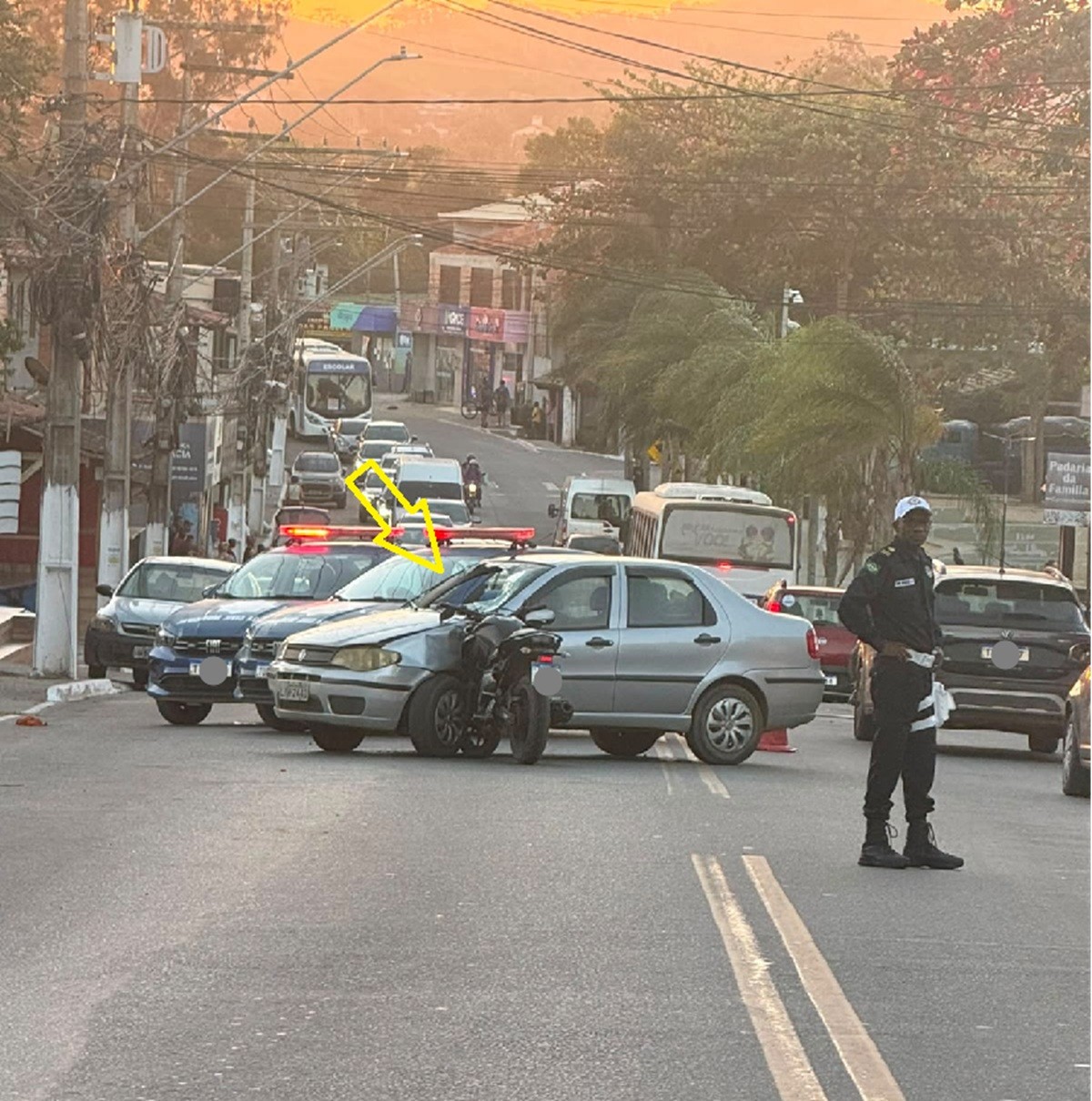 Mulher vai parar em cima do pára-brisas após batida de carro e moto em Búzios 