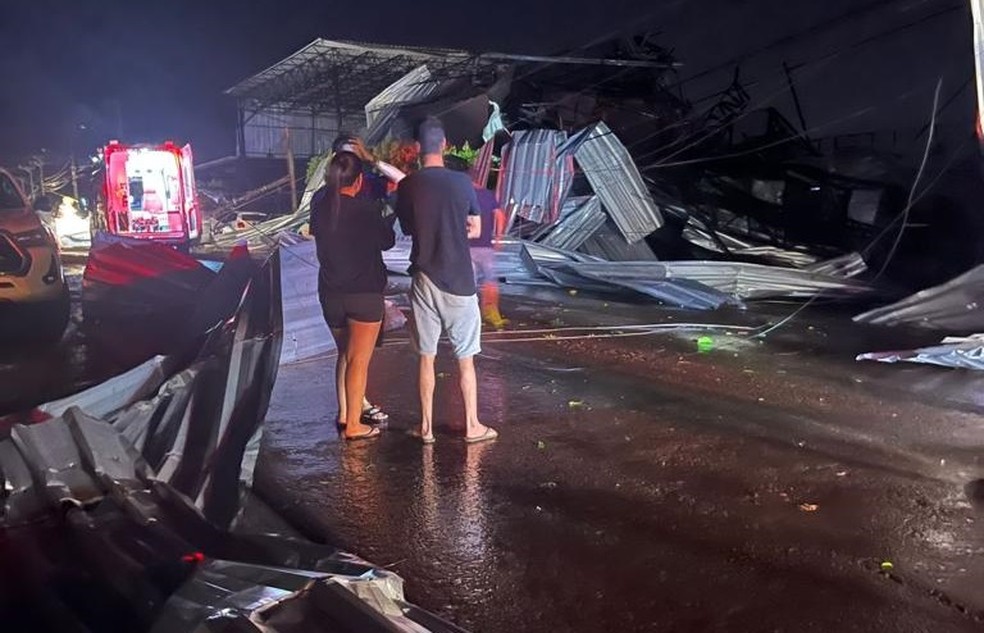 Estrutura de ginásio foi derrubada pelo vento, em Giruá (RS) — Foto: Portal Plural News