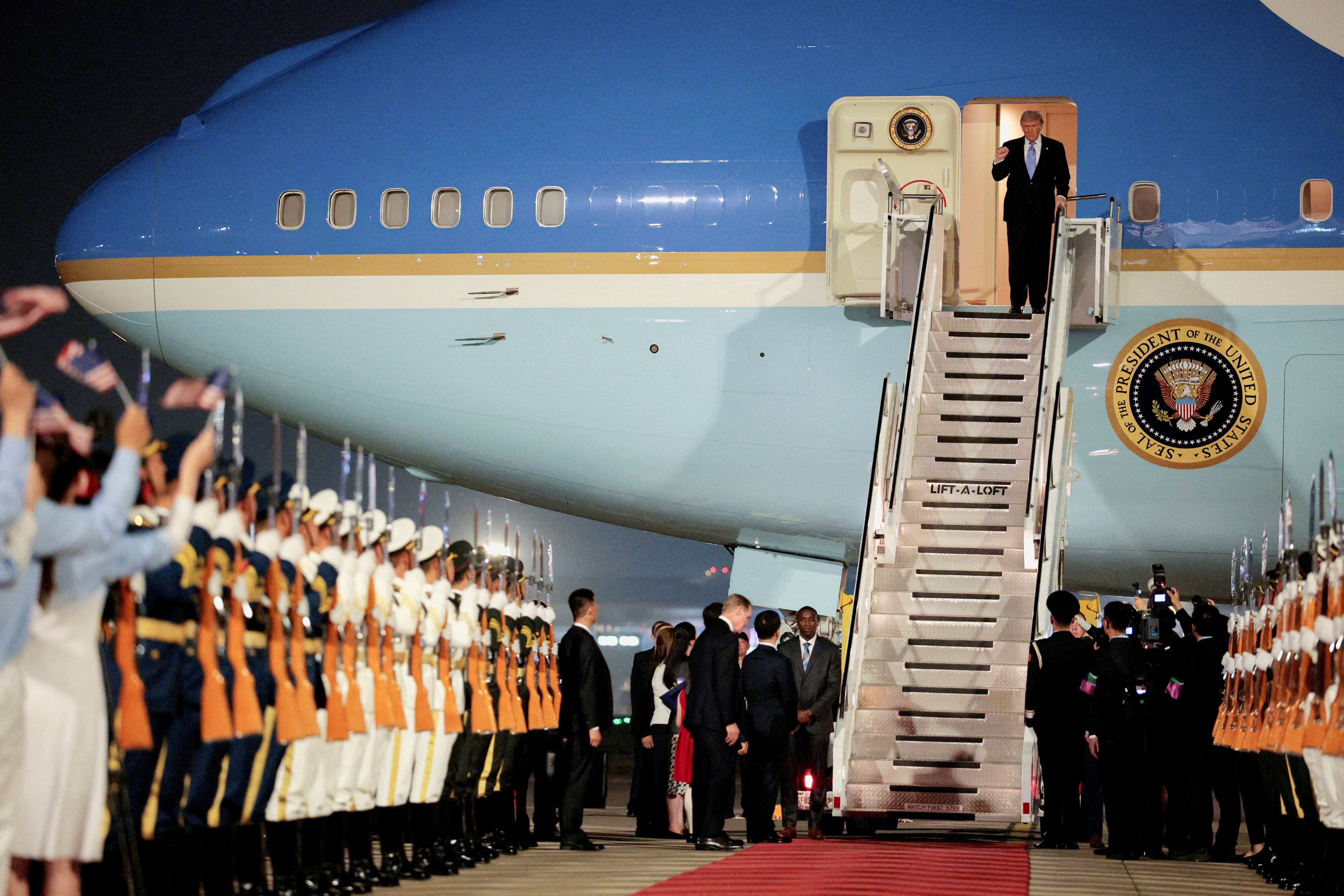 Trump chega a China para encontro com Xi Jinping; veja agenda 