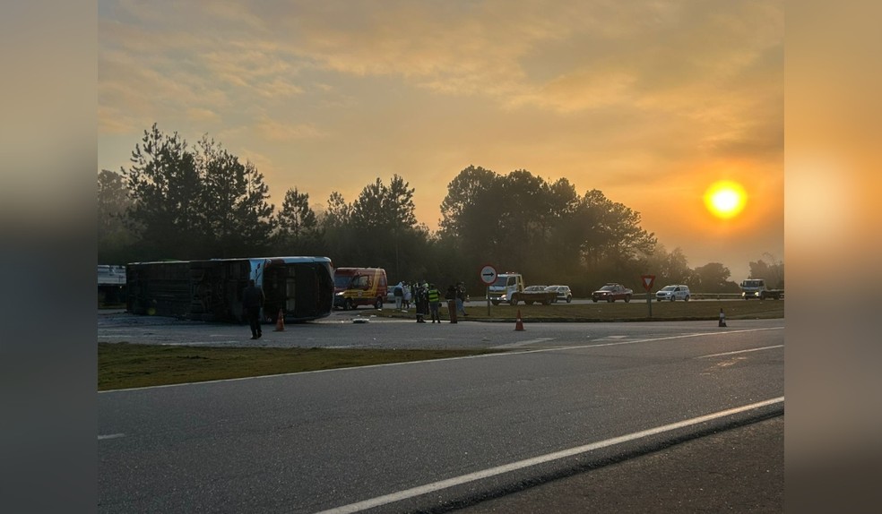 Passageiros ficam feridos após ônibus tombar na SP-270 em Itapetininga (SP) — Foto: Jéssica Fernanda das Taboas/TV TEM