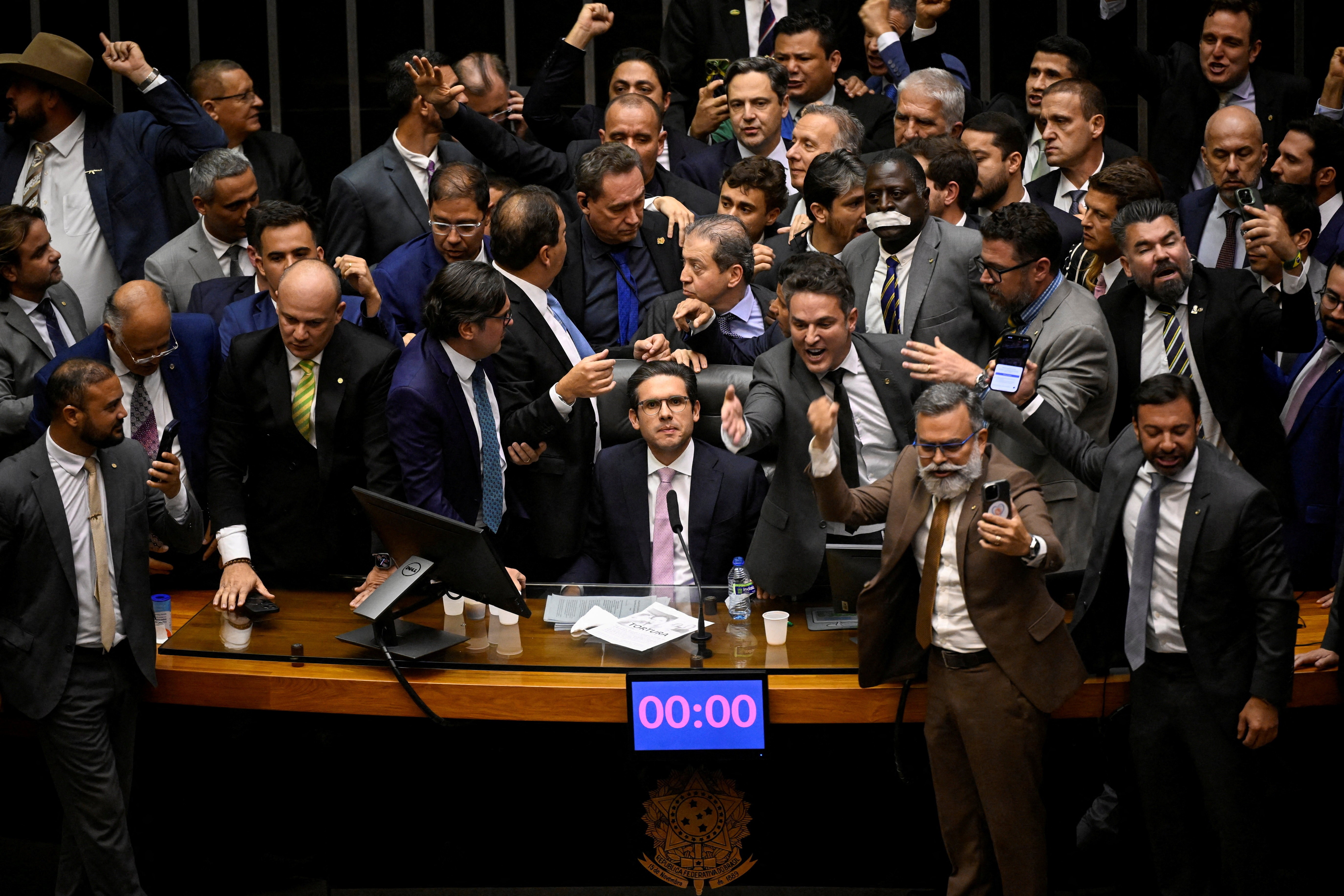 Cúpula da Câmara apresenta projeto para punir quem impedir fisicamente funcionamento da Casa