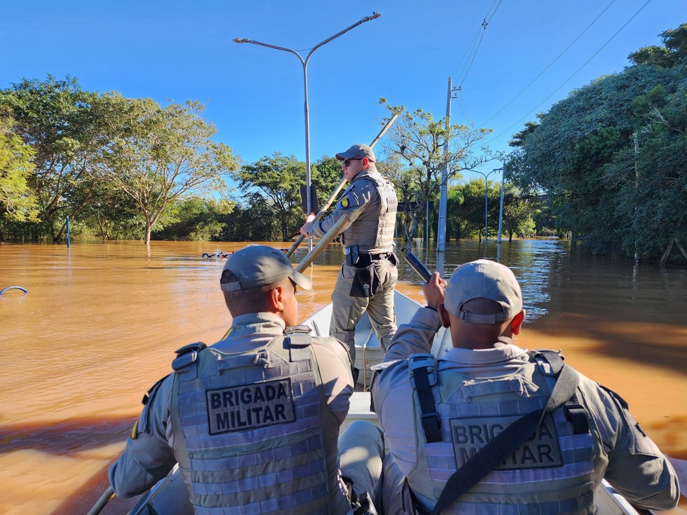 Policiais militares fazem ronda de barco em área alagada em Porto Alegre — Foto: BM/Divulgação