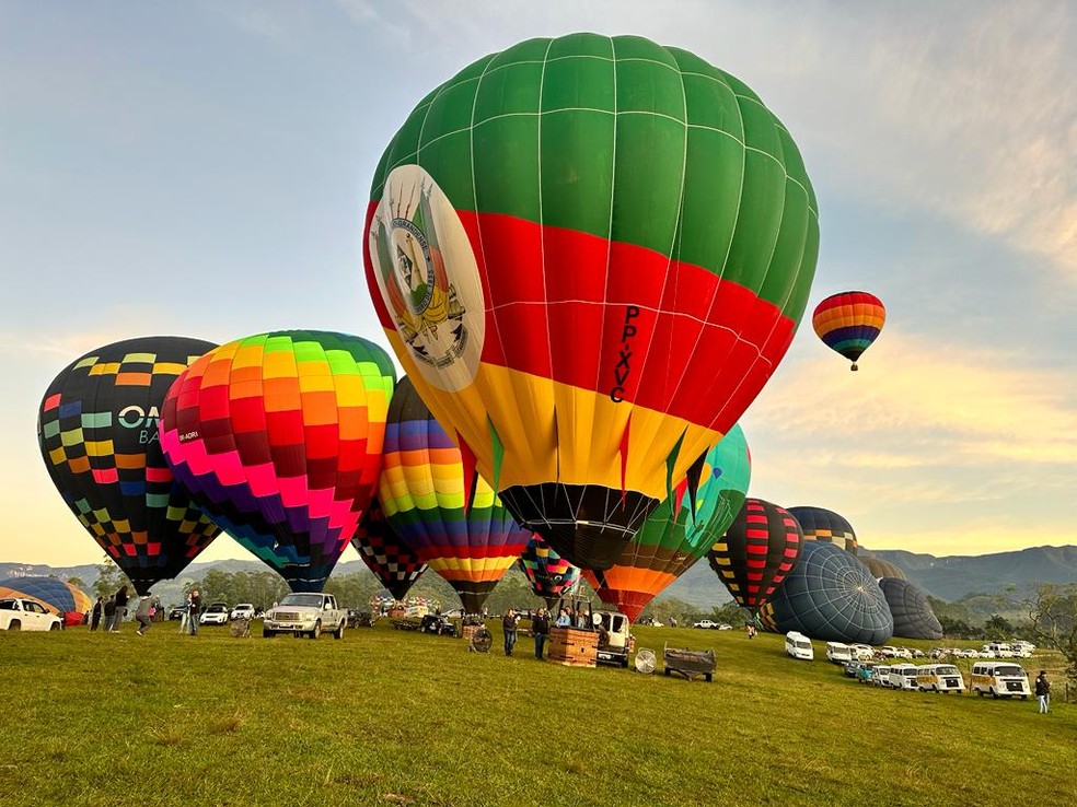 Balão com as cores da bandeira do RS é destaque em festival, Repórter  Farroupilha
