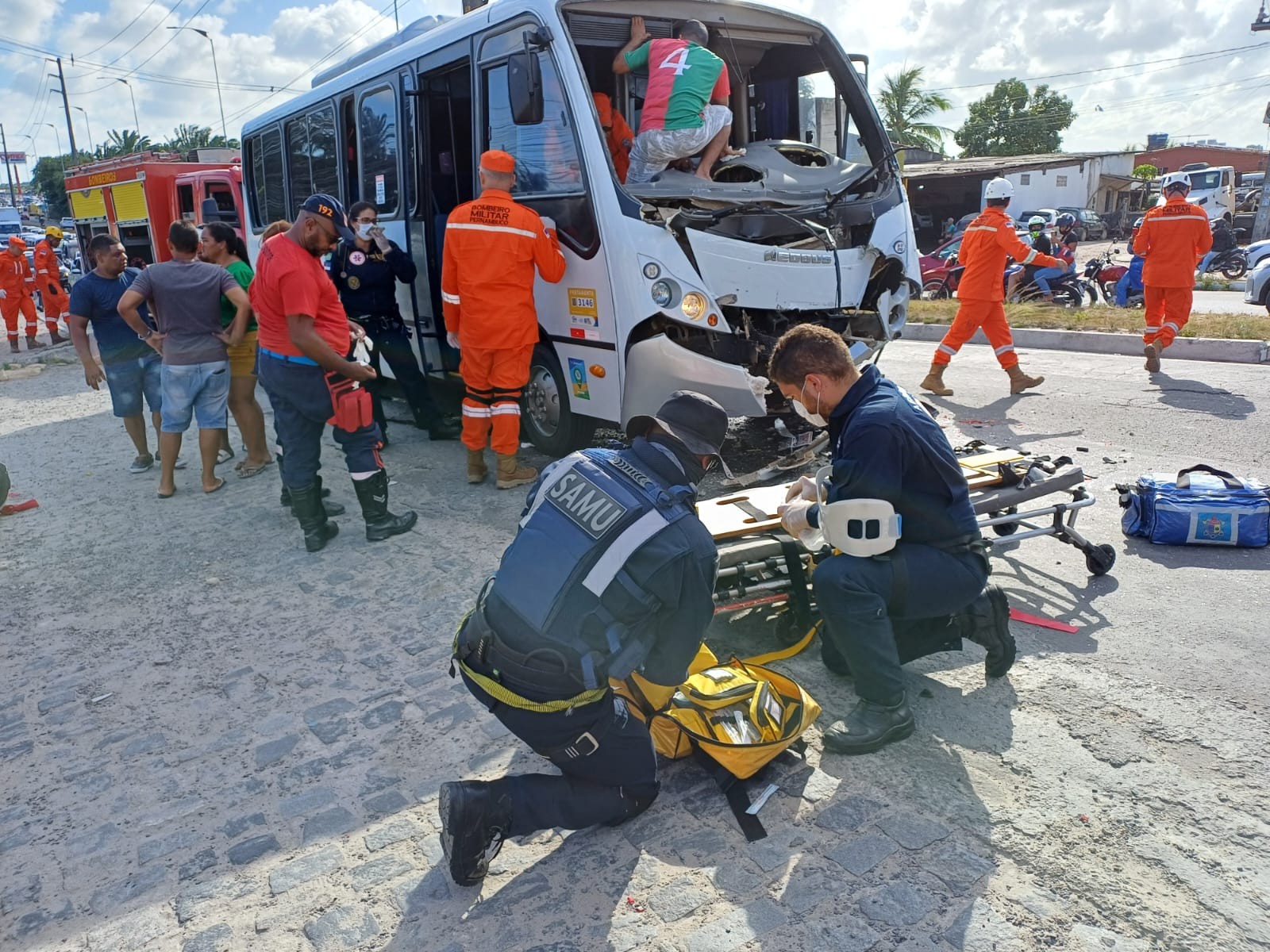 Batida entre caminhão e micro-ônibus que vinha de Caruaru deixa oito pessoas feridas no Grande Recife; VÍDEO