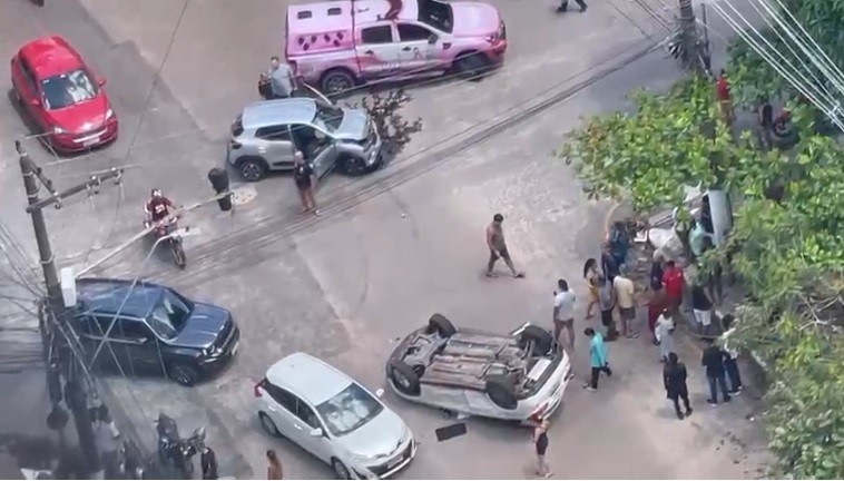 Carro capota após batida no bairro do Umarizal e criança fica ferida, no centro de Belém