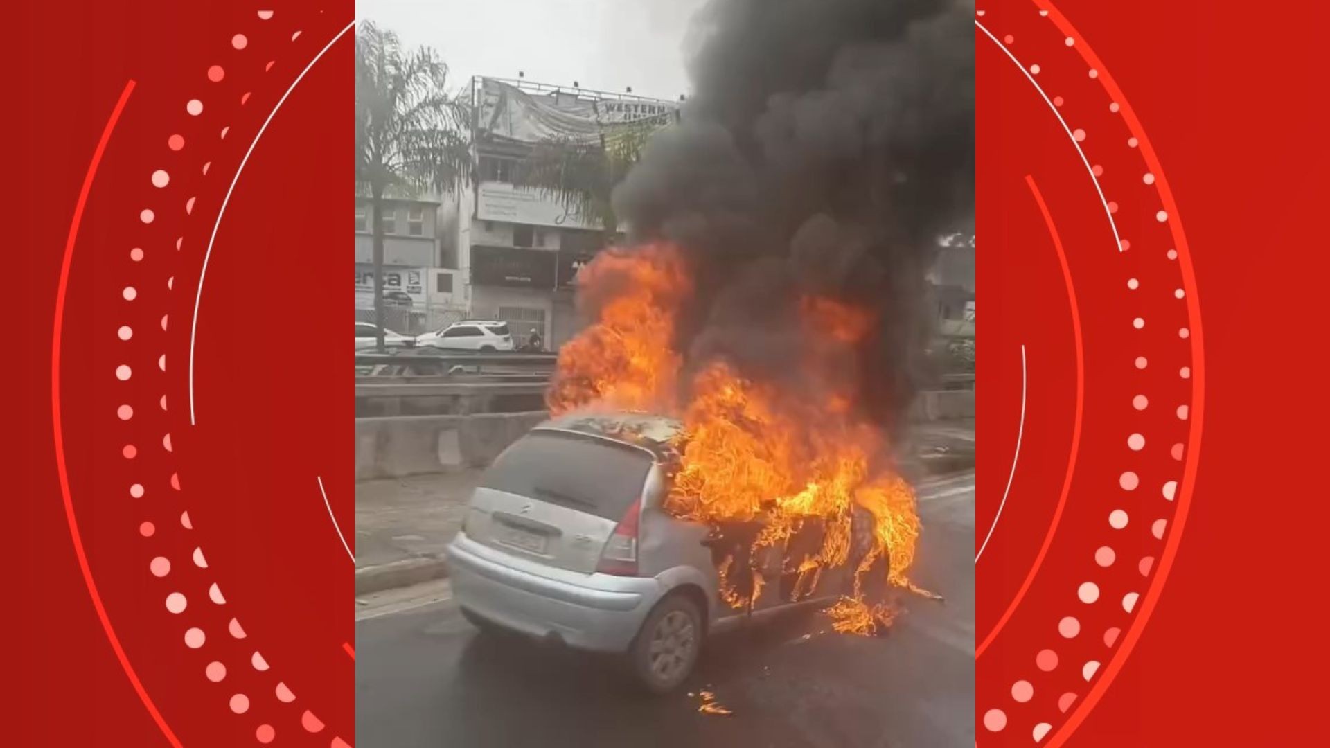 VÍDEO: carro pega fogo no acesso à Terceira Ponte, no ES