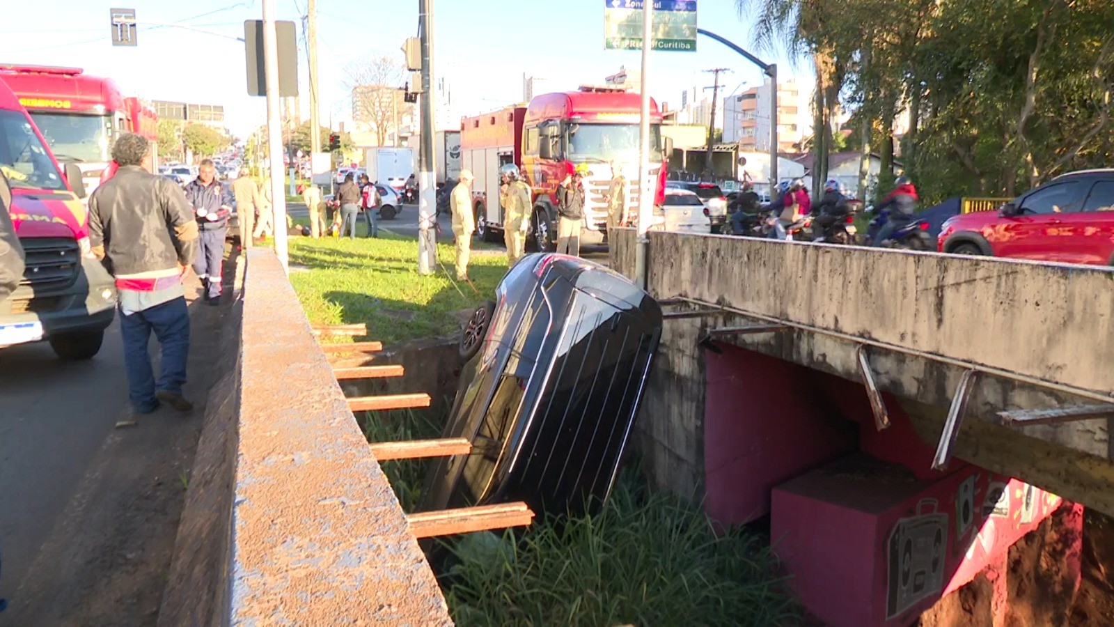 Carro fica pendurado em viaduto de Londrina após acidente